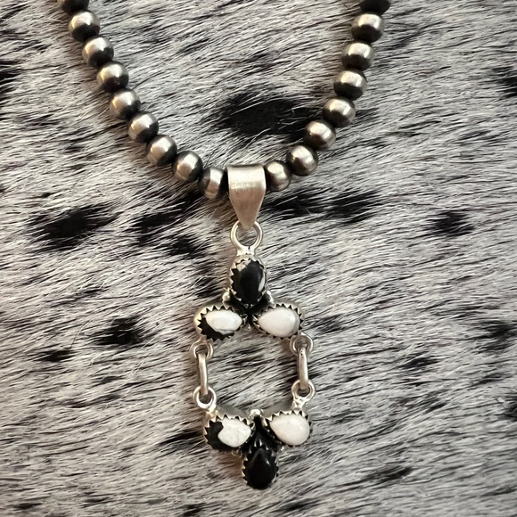 ❤️ White Buffalo Brushed Sterling 925 Navajo Style Southwestern Elegant Pendant - Picture 4 of 13